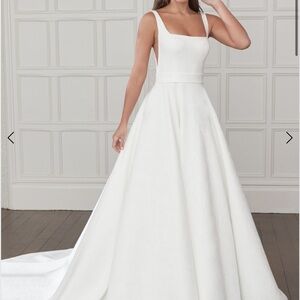 Elegant White Square-Neck Wedding Gown